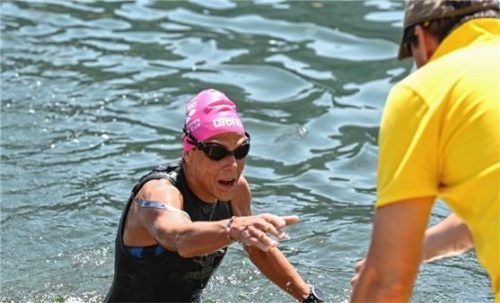 Sabine Petrini-Monteferri bei der Zielankunft am Ossiacher See.Foto Alpen Adria Swim Cup