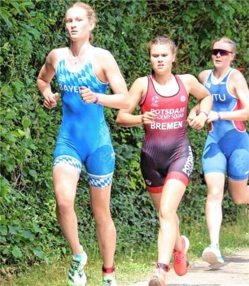 Sarah Walter (links) feierte nach Verletzungspause ihr Comeback am Rothsee. Foto TSV Brannenburg