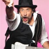 Helmfried von Lüttichaupackt die E-Gitarre aus