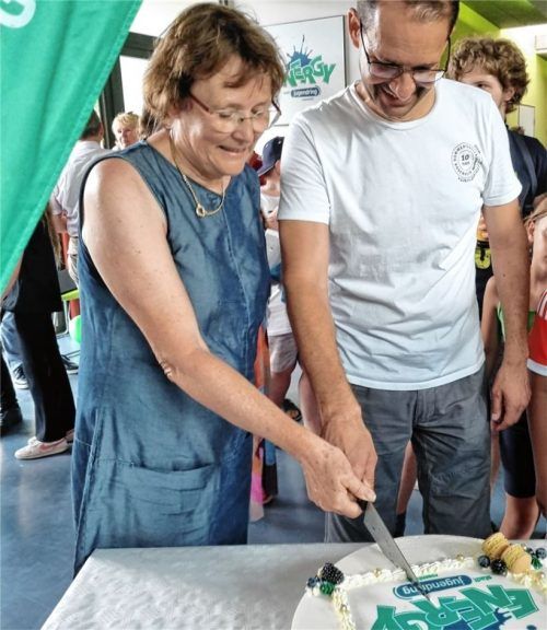 Schnitten gemeinsam die Geburtstagstorte an: Oberbürgermeister Andreas März und Dritte Bürgermeisterin Gabriele Leicht.Foto re