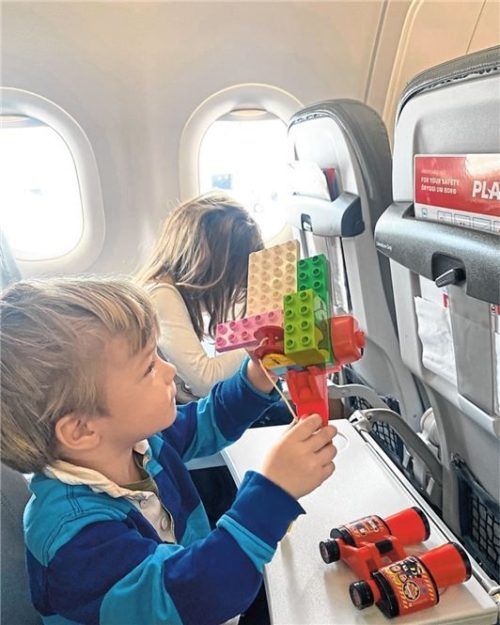 Schreiende Kinder, genervte Mitreisende? Mit ein paar Tricks haben die Kleinen richtig Spaß an Bord – und die Eltern einen entspannten Flug.Foto Play Airlines