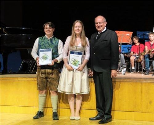 Schulleiter Michael Beer (rechts) überreichte im Auftrag von Protegoon den Sozialpreis an Katharina Schmid und Moritz Drechsler. Foto baumann