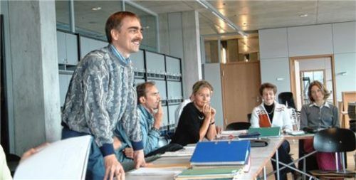 Schulleiter Walter Baier (links) bei einer Konferenz mit Lehrkräften des neu eröffneten Gymnasiums. Foto Gymnasium Bruckmühl