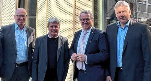 Schulterschluss zwischen dem Landkreis Berchtesgadener Land und der TH Rosenheim für die Einrichtung eines Technologietransferzentrums: Landrat Bernhard Kern, Hochschulpräsident Professor Heinrich Köster, Vorsitzender des Hochschulrates Klaus Stöttner und Vizepräsident Professor Dr. Peter Niedermaier (von links). Foto Landratsamt Berchtesgadener Land