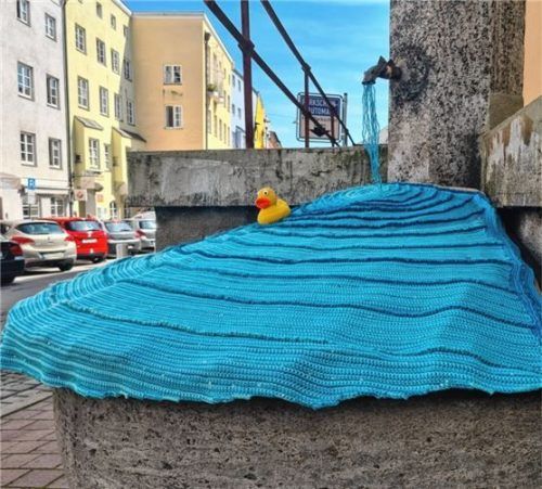 Seit Dienstagmorgen zu sehen: das neue Werk der anonymen Häkel-Künstlerin am Fischerbrunnen. Foto Rieger