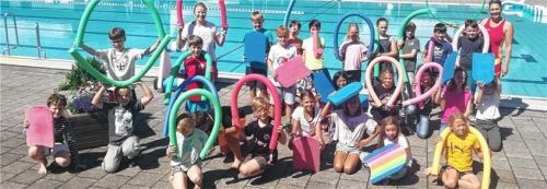 Sichtlich Spaß hatten die Kinder der Grundschule Reit im Winkl beim Schwimmunterricht im Freibad. Foto  Hauser