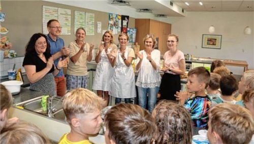 Sie applaudierten für die gelungenen Kochkünste der 3. Klasse: (von links) Margaret Careddu-Bayr, Markus Opperer, Barbara Born, Gitte Lindner, Bettina Strobel, Anneliese Aumiller und Julia Lichtenauer.Foto Stache