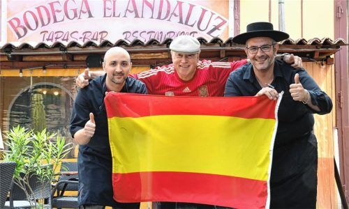 Sie drücken beim Achtelfinale der spanischen Nationalmannschaft die Daumen: (von links) Florian Adrian Serban aus Rumänien, Juan Viegas Muñoz aus Spanien, Chef der „Bodega el Andaluz“ in Bad Endorf, und Konstantinos Zarakas aus Griechenland. Foto Rosemarie Ammelburger