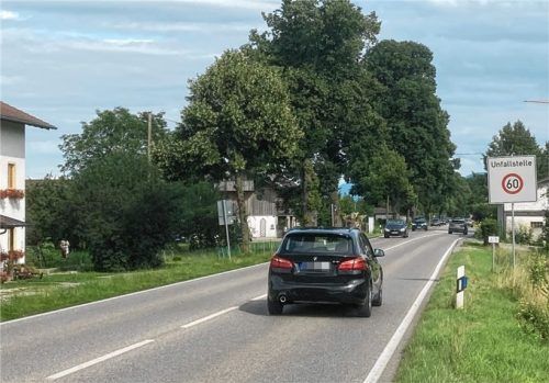 Sie soll auffälliger sein und die Verkehrsteilnehmer somit für etwaige Gefahrensituationen sensibilisieren: die neue Beschilderung an der Staatsstraße 2078 bei Heufeld ist mittlerweile angebracht worden.Foto Weinzierl