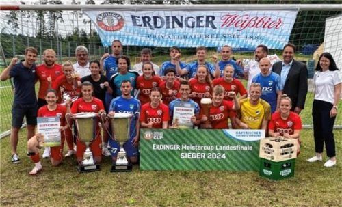 Siegerfoto: Die Frauen des FC Ingolstadt 04 und die Männer vom FC Eintracht Münchberg haben den Erdinger-Meister-Cup 2024 gewonnen.Foto bfv