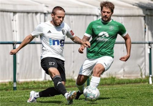 Siegsdorfs Josef Wittmann (rechts) im Duell mit dem Kastler Manuel Kellermann.Foto Hans Weitz