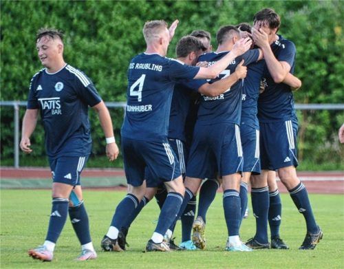 Siegtreffer in letzter Minute: Der TuS Raubling ging am Ende doch noch als Sieger vom Platz. Foto Franz Ruprecht