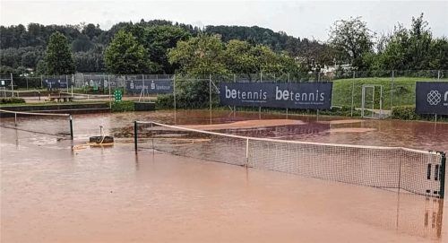 So sahen die Tennisplätze des TV Feldkirchen nach dem unwetterartigen Regen am Mittwoch aus. Foto TV Feldkirchen