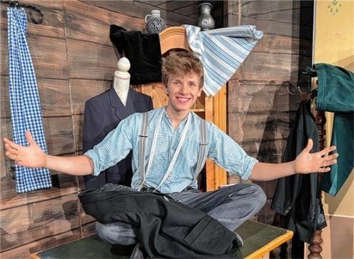 Sorgt mit seinen Sprüchen für viele Lacher: Lehrbub Girgl alias Maximilian Krug.Foto Ammelburger