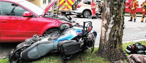 Sowohl das Auto als auch die Motorräder wurden bei dem Unfall auf der St2359 erheblich beschädigt. Foto REISNER