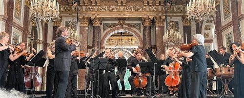Spielte mit hörbarer Freude und Energie: das Orchestra of the Eighteenth Century unter der Leitung von Alexander Janiczek (vorne links mit Violine).Foto kirchner