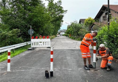 Städtische Mitarbeiter entfernen die Pfosten in der Lortzingstraße. Foto Stadt Rosenheim