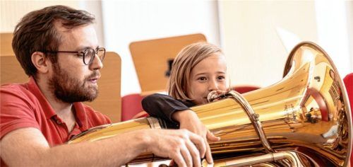 Stefan Thalmeier und Ada bei der Aktion der Musikkapelle Rohrdorf.Foto Thomae