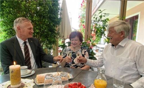 Stieß auf 50 Ehejahre mit Bürgermeister Richard Richter (links) an: das Ehepaar Anneliese und Hans Lang. Foto mischi