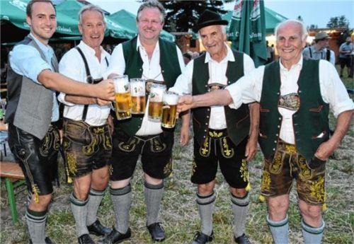 Stießen gemeinsam an: Peter Voit (Mitte), dreimal Paul Vodermaier und Hausherr Hans Vodermaier (rechts). Foto Ruprecht