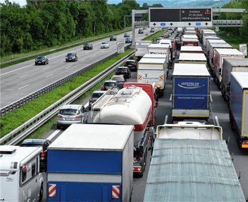 Stillstand am Autobahndreieck Inntal wegen der Blockabfertigung für Lkw am Grenzübergang Kufstein. Eine Lösung im Kampf gegen den Verkehrsinfarkt wird gesucht. Foto dpa