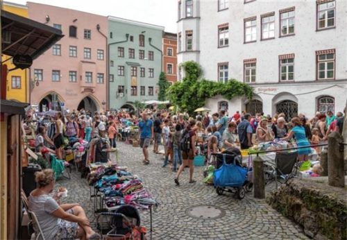 Stöbern, Ratschen und fröhliches Feilschen: buntes Treiben beim Wasserburger Nachtflohmarkt. Fotos Stadt Wasserburg