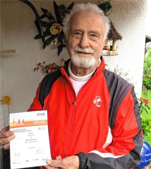 Stolz präsentiert Horst Krause seine Urkunde für die 50-malige Sportabzeichenprüfung in Gold.Foto Baumann