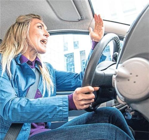 Stress am Steuer: Bei Zeitdruck setzen sich Autofahrer am häufigsten über Verkehrsregeln hinweg. Foto Christin Klose/dpa
