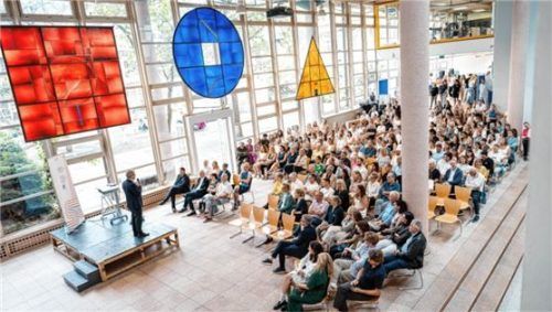 TH-Präsident Professor Heinrich Köster blickte bei der 50-Jahr-Feier der Fakultät für Innenarchitektur, Architektur und Design zurück auf die Anfänge der damaligen Fachhochschule Rosenheim. Foto Raphael Bogen