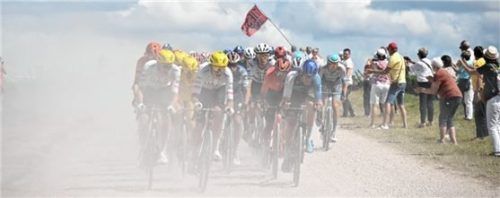 Tour de France: Auf der neunten Etappe mussten die Fahrer 14 Schotterpassagen absolvieren.Foto dpa/Bernard Papon