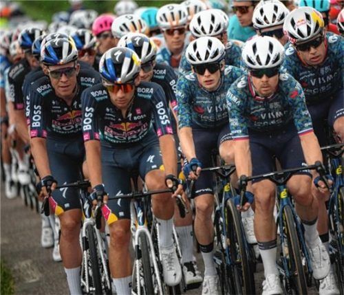 Tour de France: Red Bull-BORA-hansgrohe (links) und die Teams der Tour hatten auf der sechsten Etappe mit viel Wind zu kämpfen. Foto dpa/Daniel Cole