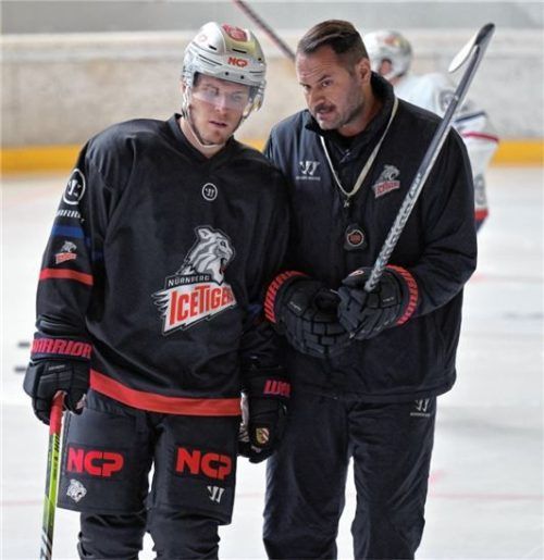 Trainingsarbeit in Nürnberg: Manuel Kofler (rechts) mit Verteidiger Marcus Weber.Foto Johannes Traub