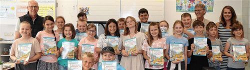 Über 100 Bücher wurden von der Bau-Innung an die Schüler der Sonnenschule in Sankt Georgen übergeben. Obermeister Thomas Maier (links) sowie Schulleiter Arno Rausch und Klassenleiterin Laura Prestel (ganz rechts) freuten sich über den Besuch genauso wie die interessierten Schüler.Foto wittenzellner