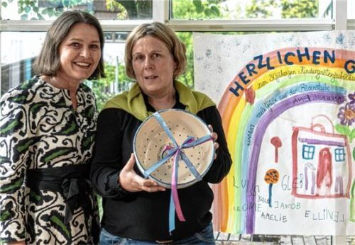 Ulrike Demberger ist dankbar für die enge Zusammenarbeit mit allen anderen Kindereinrichtungen in Stephanskirchen. Links neben ihr Marion Dietrich vom Kindergarten Bärenstube. Foto Thomae