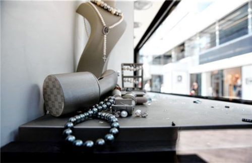 Unbekannte sind in ein Juweliergeschäft in der Rosenheimer Innenstadt eingebrochen (Symbolbild). Foto dpa