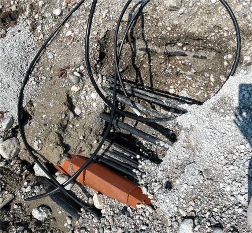 Unerwarteter Fund bei der Sanierung an der Brannenburger Straße: Hier wurden Versorgungskabel für Strom- und Telekommunikationsanbieter (Bayernwerke, Telekom und Vodafone) teilweise nur mit einer Bodenüberdeckung von 20 Zentimetern verlegt. Foto Steffenhagen