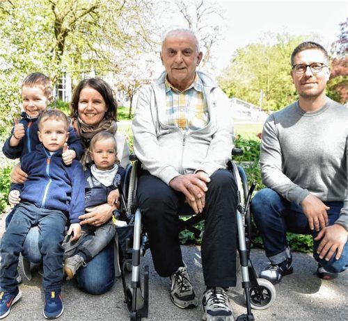 Unser Archivfoto zeigt (von links) Mama Maria Schmidt mit ihren Buben Maxi, Moritz und Ludwig, Inntalhilfe-Vorsitzenden Herbert John und Papa Florian Schmidt (rechts) bei der Spendenübergabe im Mai 2023 im Kurpark Bad Aibling.Foto Ruprecht