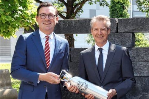 Verfolgen das Ziel der CO2-neutralen Produktion: Kai Junghänel (links) und Dr. Christopher Ehrenberg mit einem Druckbehälter mit Kohlenstoffdioxid, das in Rohrdorf zurückgewonnen wurde. Foto Rohrdorfer Unternehmensgruppe