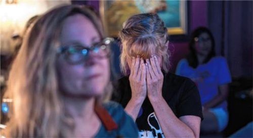 Verzweiflung: Wählerin Tonya Morris aus Cincinnati mit einer spontanen Reaktion während der TV-Debatte. Das Schauspiel wurde in den USA auch in Bars verfolgt.
