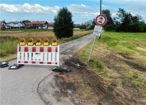 Viele Autofahrer nutzen in Großkarolinenfeld seit der Sperrung der Rosenheimer Straße die für den Verkehr gesperrte Breitensteinstraße. Foto Privat