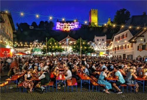 Viele bunte Lichter brachten Neubeuern zum Strahlen.