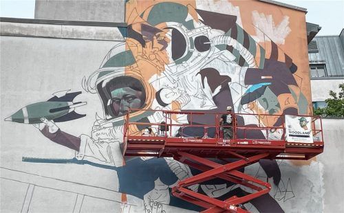 Vier Jahre lang zierte das Wandgemälde „Dare to Believe 01“ eine Häuserwand an der Gillitzerstraße in Rosenheim. Welches Bildnis nun dort entsteht, will der Künstler im Detail noch nicht verraten.Fotos HS