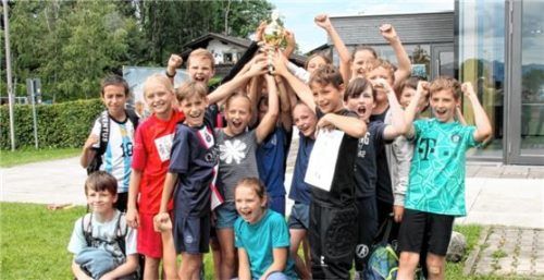 Völlig losgelöst jubelte das Team der Klasse 4a der Grundschule Au mit dem verdienten Pokal in der Hand.