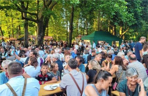 Voll besetzt war der provisorische Biergarten zwischen Irlachweiher und Bahntrasse. Fotos  Hecht