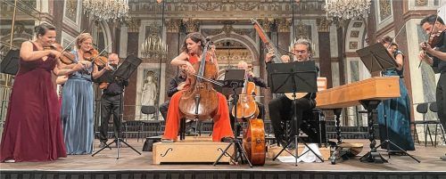 Voller Lebenslust und Energie: Das Kammerorchester Basel mit Konzertmeisterin Julia Schröder und Anastasia Kobekina. Foto kirchner