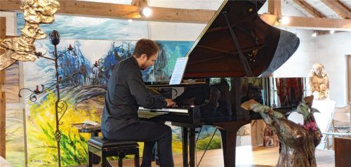 Vom zartestem Pianissimo bis zu bedrohlichem Forte mit ganzem Körpereinsatz: Herbert Schuch bei seinem Auftritt im Atelier von Antje Tesche-Mentzen. Foto Füchtner