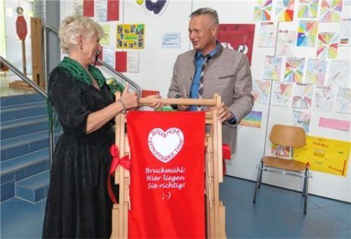 Von Bürgermeister Richard Richter gab es zwei Bruckmühl-Liegestühle als Ruhestandsgeschenk.
