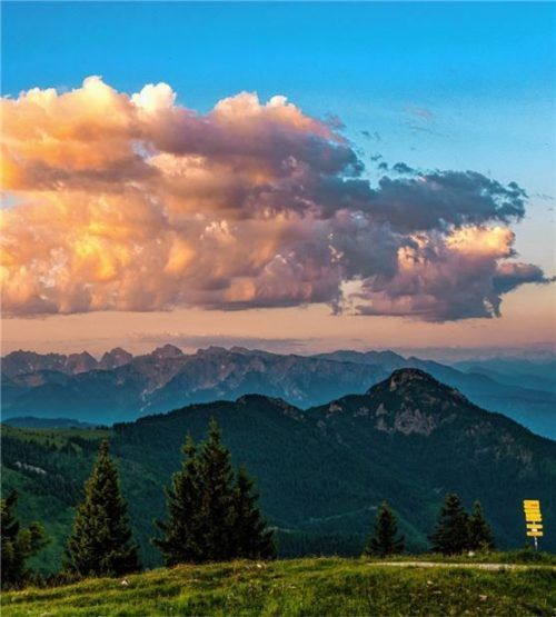 Von der Hochries aus blicken Wanderer in die malerische Bergwelt. Fotos nitzsche