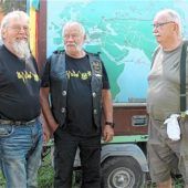Entspannte Biker feiern