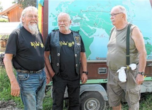 Von seinen abenteuerlichen Reisen auf 56000 Kilometern mit seiner „APE-Flying barrel“ durch verschiedenste Länder erzählte (von rechts) Marian Dermann seinen Freunden Werner Nickl und „Chicken Joe“ Josef Ecker.